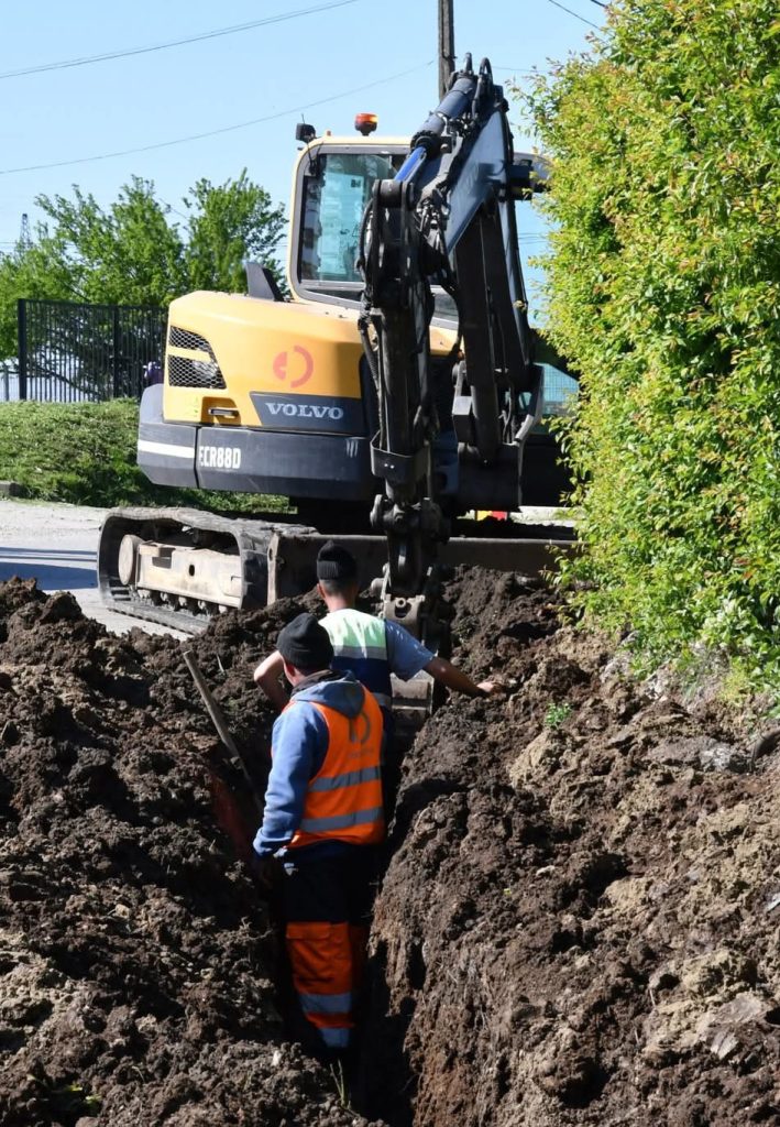  Lucrările la rețeaua de canalizare continuă în Colacu!