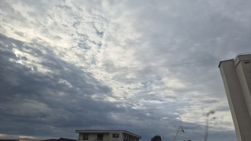 AVERTIZARE METEO: Weekend-ul sub semnul instabilității atmosferice accentuate, în special în estul, sudul și centrul țării METEO