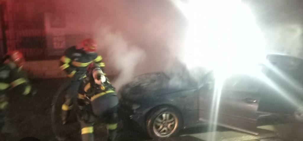 Miez de noapte cu emoții la Târgoviște, după ce un autoturism a fost cuprins de flăcări pe șoseaua Găești. 