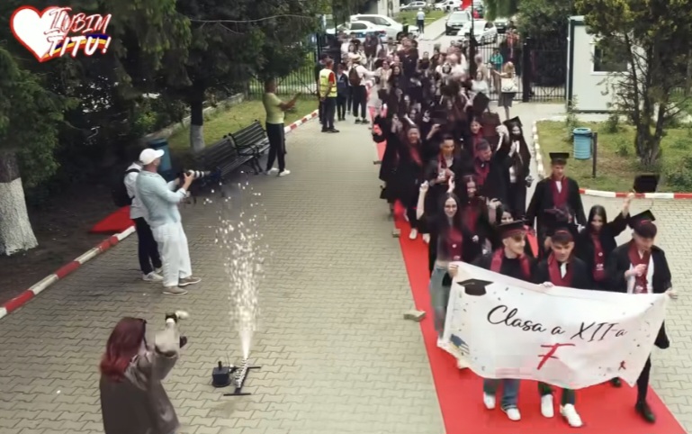 Emoție, aplauze și multe zâmbete la parada absolvenților Liceului Teoretic „I.C. Visarion” din Titu!