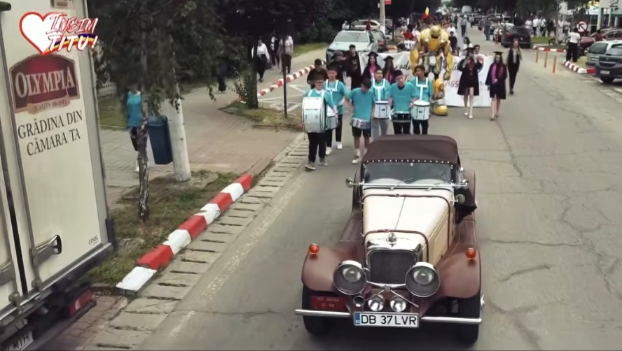 Emoție, aplauze și multe zâmbete la parada absolvenților Liceului Teoretic „I.C. Visarion” din Titu!