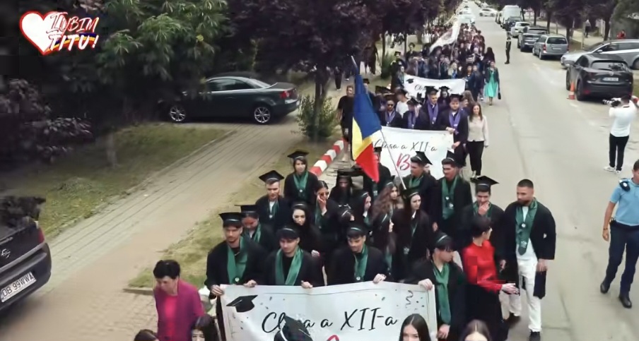 Emoție, aplauze și multe zâmbete la parada absolvenților Liceului Teoretic „I.C. Visarion” din Titu!