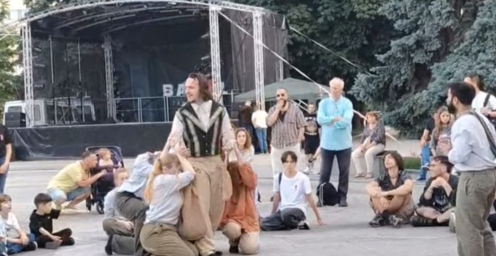 BABEL 2026: „Time to Play” a transformat Piața „Mihai Viteazul” într-o scenă vie a spectacolului internațional