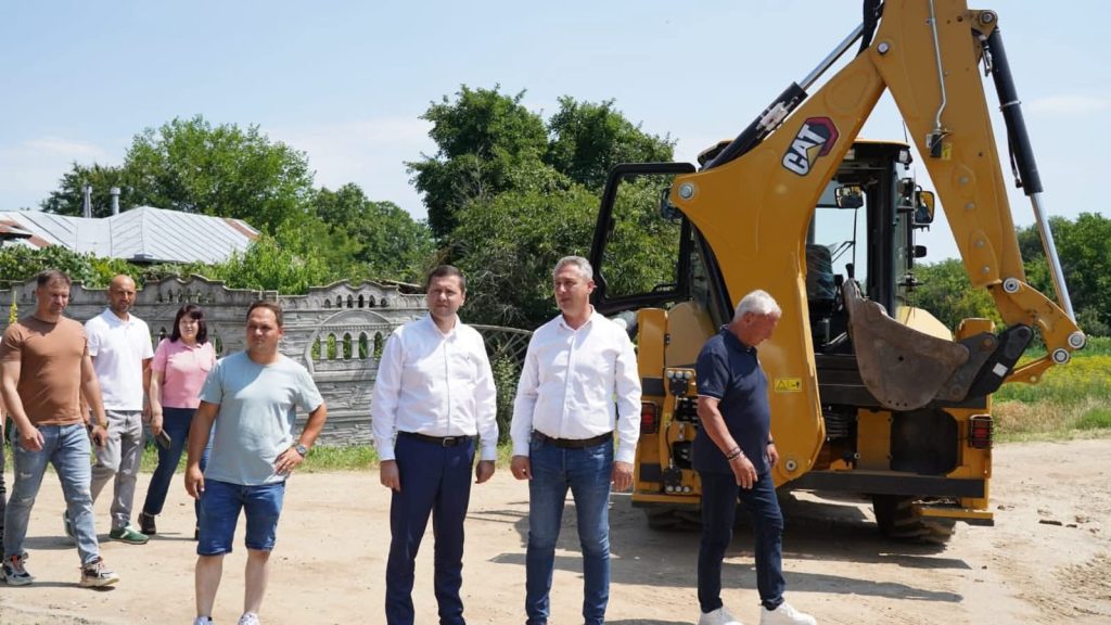 Președintele CJ, Corneliu Ștefan, în inspecție pe șantierele din Dâmbovița: investiții în drumuri, educație, apă și dezvoltarea comunităților locale