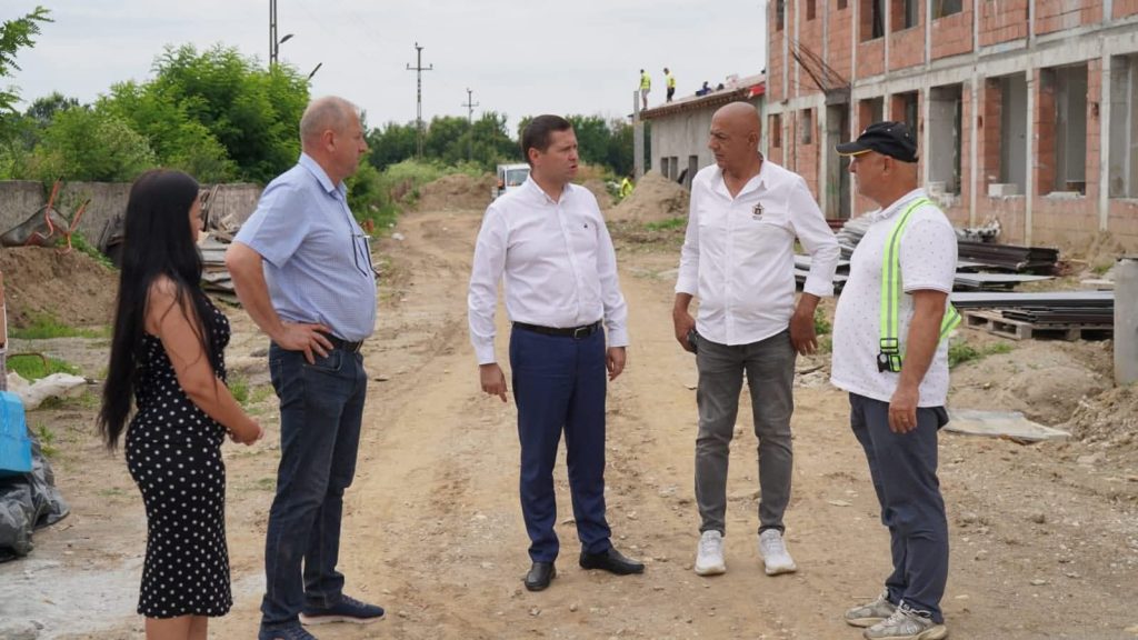Președintele CJ, Corneliu Ștefan, în inspecție pe șantierele din Dâmbovița: investiții în drumuri, educație, apă și dezvoltarea comunităților locale Președintele CJ, Corneliu Ștefan, în inspecție pe șantierele din Dâmbovița: investiții în drumuri, educație, apă și dezvoltarea comunităților locale