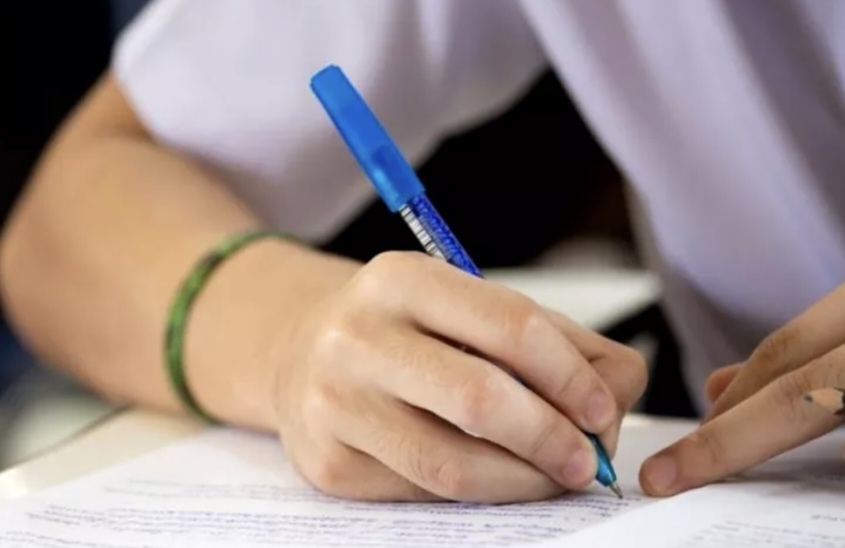 Evaluarea Națională a debutat în Dâmbovița: Doi candidați eliminați pentru tentativă de fraudă Evaluarea Națională a debutat în Dâmbovița: Doi candidați eliminați pentru tentativă de fraudă