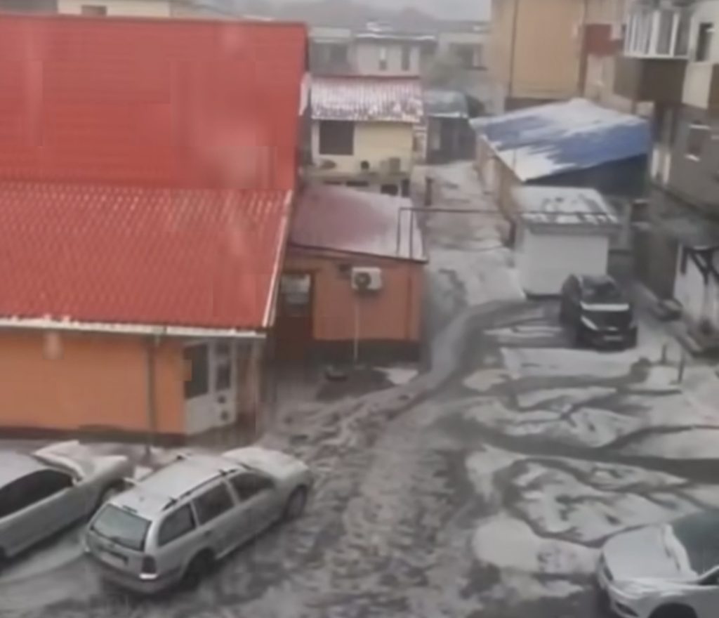 Grindina a transformat străzile în peisaj de iarnă