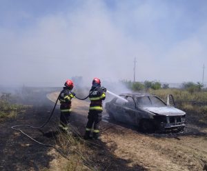 Incendiu de vegetație și autoturism