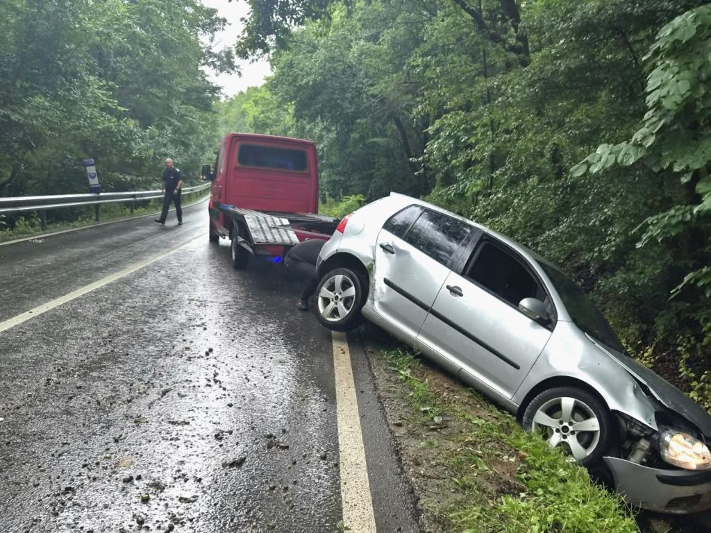 Intervenție rapidă a jandarmilor dâmbovițeni pe DJ 720 Moreni–Târgoviște: șoferiță ajutată după ce s-a răsturnat cu mașina Intervenție rapidă a jandarmilor dâmbovițeni