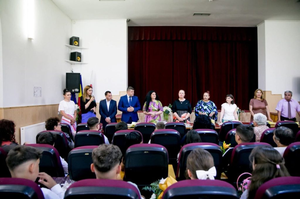 Primarul Laurențiu Costache, alături de elevii din Titu la festivitățile de încheiere a anului școlar