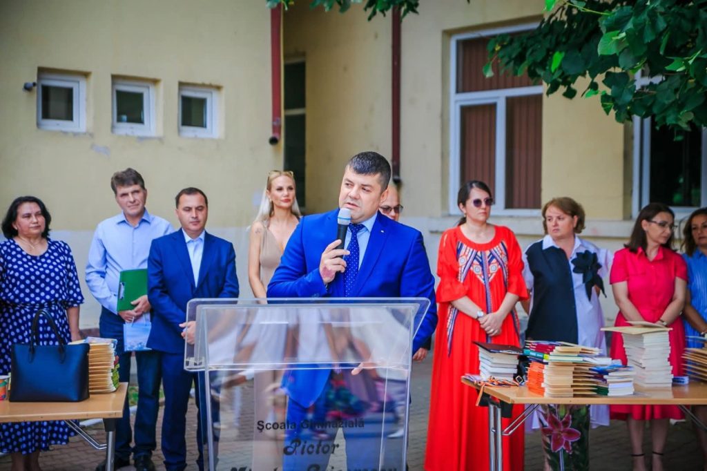 Primarul Laurențiu Costache, alături de elevii din Titu la festivitățile de încheiere a anului școlar