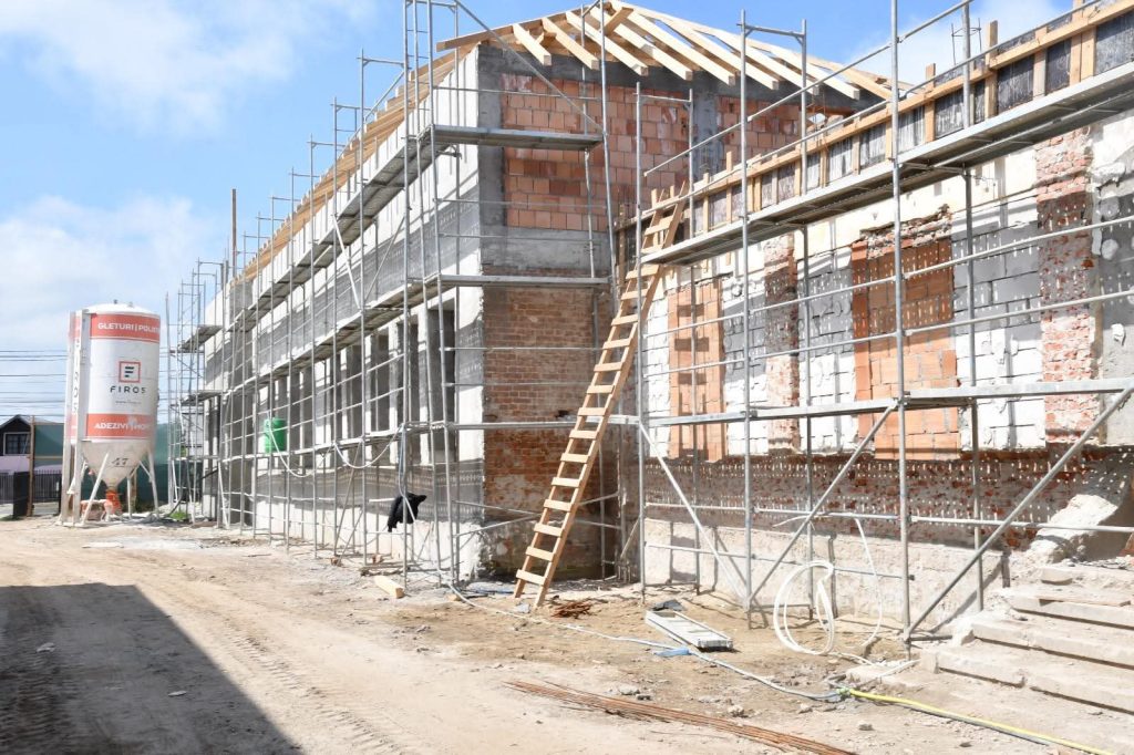 Școala Gimnazială Răcari este într-un amplu proces de modernizare: investiție de peste 20 de milioane de lei în educația locală Școala Gimnazială Răcari este într-un amplu proces de modernizare: investiție de peste 20 de milioane de lei în educația locală