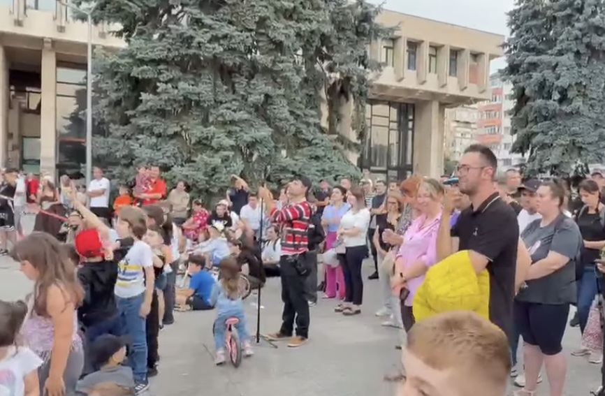 Seară spectaculoasă la BABEL! Artiștii italieni au cucerit Piața „Mihai Viteazul”