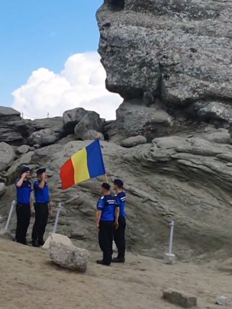 Tricolorul a fluturat la Sfinxul din Bucegi, de Ziua Drapelului Național