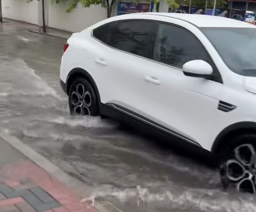 Vreme instabilă astăzi. Meteorologii avertizează asupra ploilor torențiale și a riscului de inundații locale