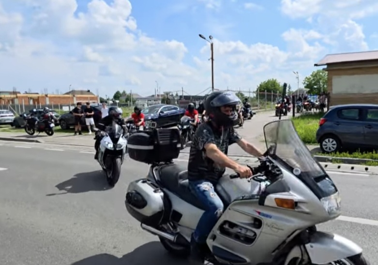 Vuietul motoarelor a cucerit Dâmbovița! Peste 200 de motocicliști au oferit un spectacol impresionant la Parada Moto