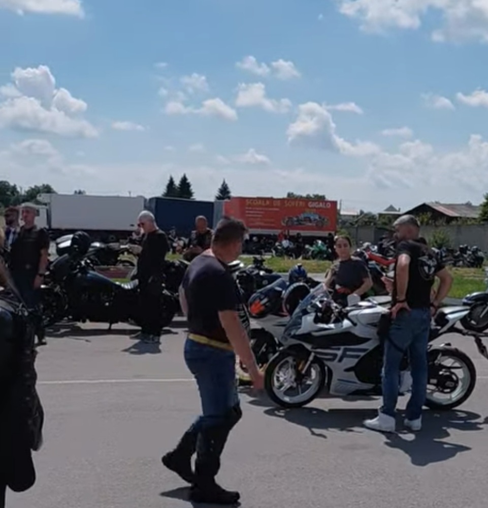 Vuietul motoarelor a cucerit Dâmbovița! Peste 200 de motocicliști au oferit un spectacol impresionant la Parada Moto