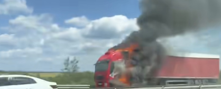 Incendiu violent pe A1: autocamion cuprins de flăcări, trafic blocat spre Pitești autocamion cuprins de flăcări