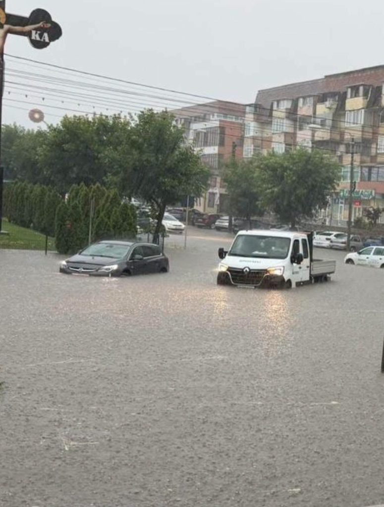 După prânz, vremea se va schimba brusc,instabilitate atmosferică, manifestate prin averse torențiale, descărcări electrice, intensificări ale vântului cu rafale de 50-70 km/h instabilitate atmosferică
