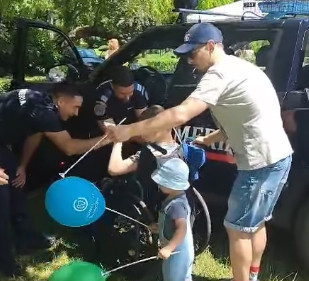 Jandarmii dâmbovițeni, alături de cei mici la „Orășelul Copiilor” din Parcul Chindia Jandarmii dâmbovițeni