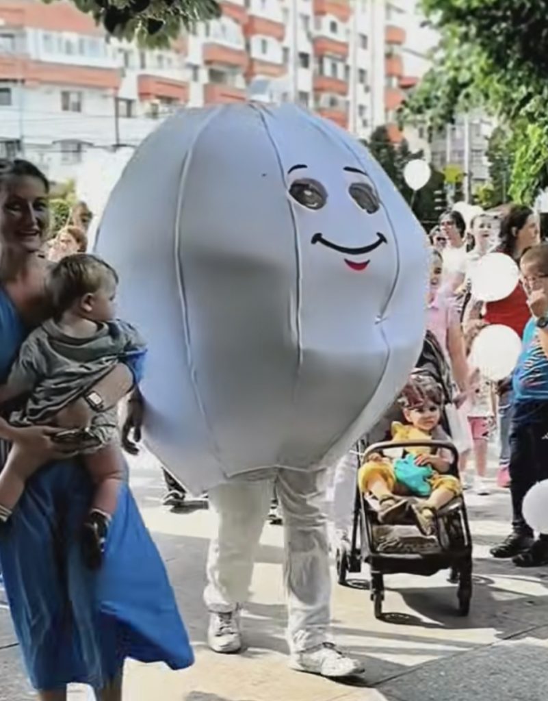 Zâmbete, cărucioare și multă bucurie la „Parada Bebelușilor” din cadrul Festivalului BABEL Zâmbete, cărucioare și multă bucurie la „Parada Bebelușilor” din cadrul Festivalului BABEL