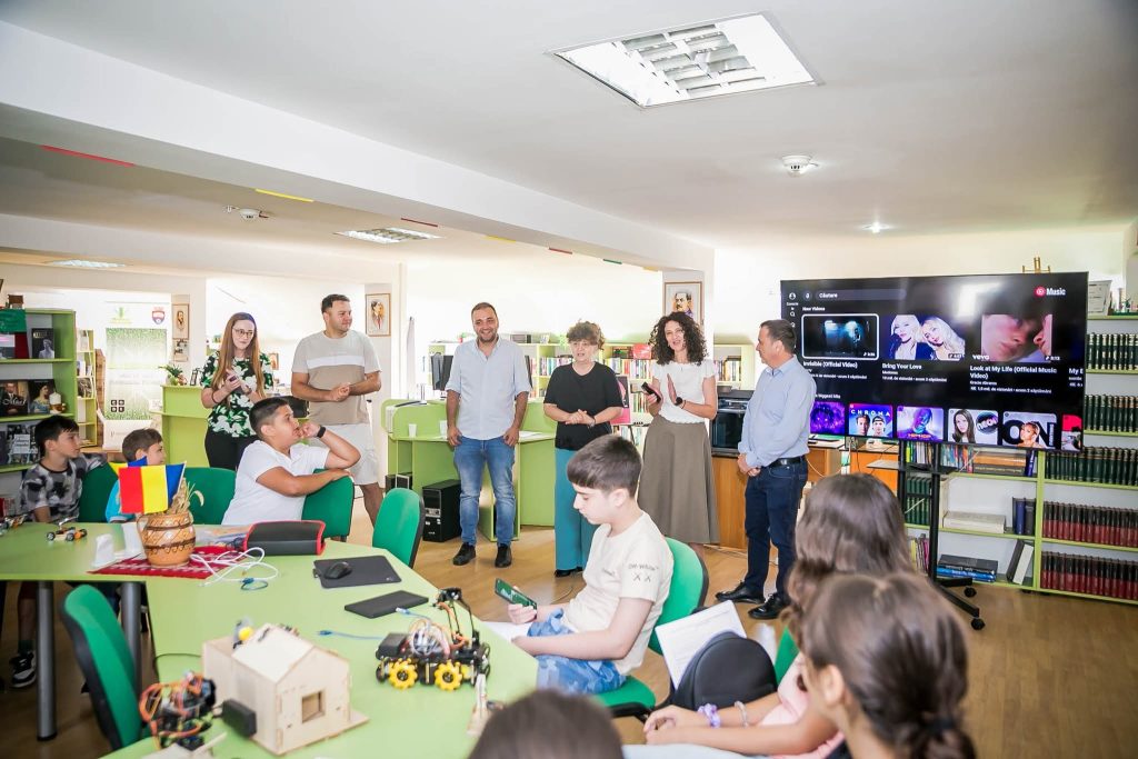 Atelier de robotică pentru copii la Biblioteca Orășenească Titu. Donație de imprimantă 3D și kituri educaționale Biblioteca Orășenească Titu