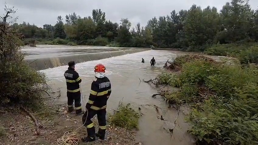 Căutările pe râul Argeș au fost reluate. Cele două persoane dispărute sunt în continuare de negăsit Căutările pe râul Argeș