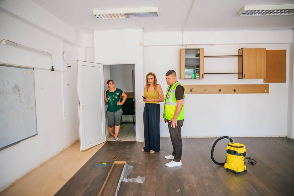 Clase complet renovate și mobilier nou pentru elevii din Titu. Primarul Laurențiu Costache: „Investim în viitorul copiilor noștri”