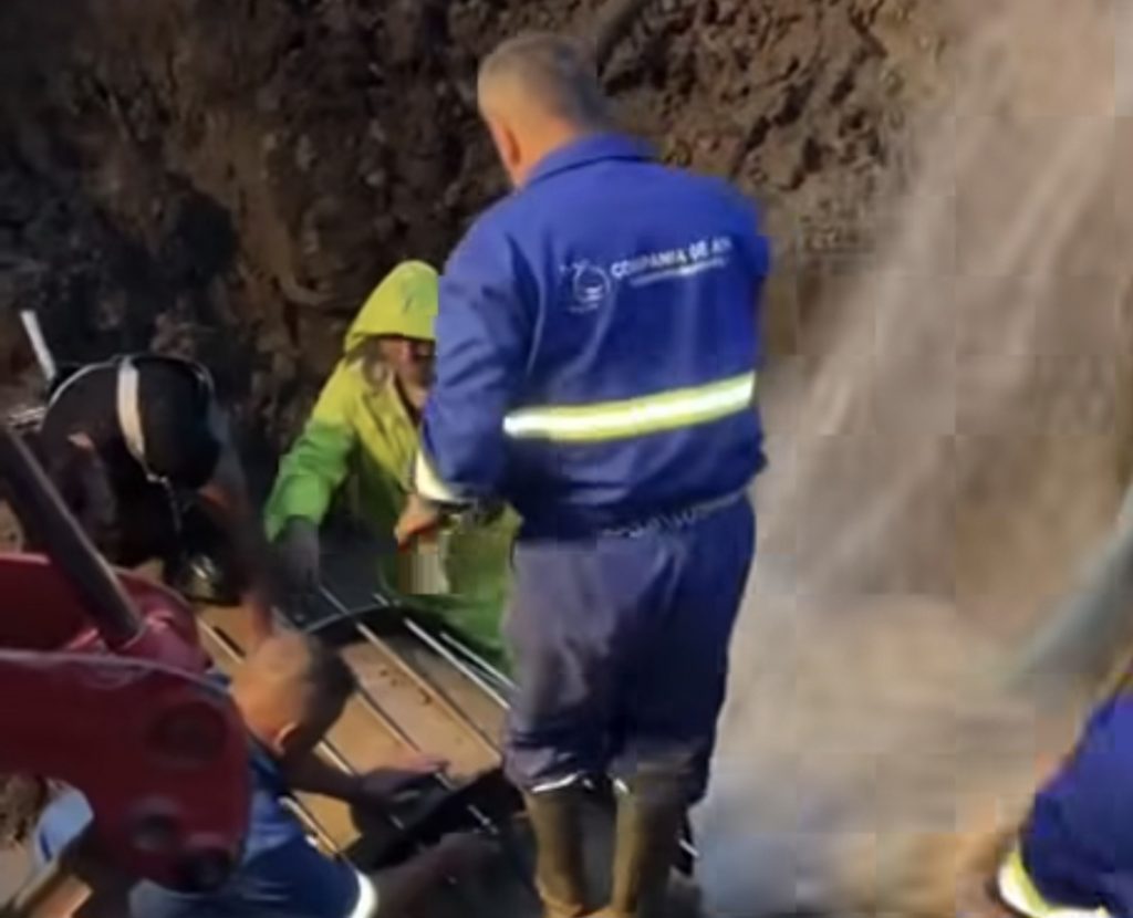 Conducta principală de apă, spartă de un constructor la Ulmi. Târgoviștea a rămas fără apă