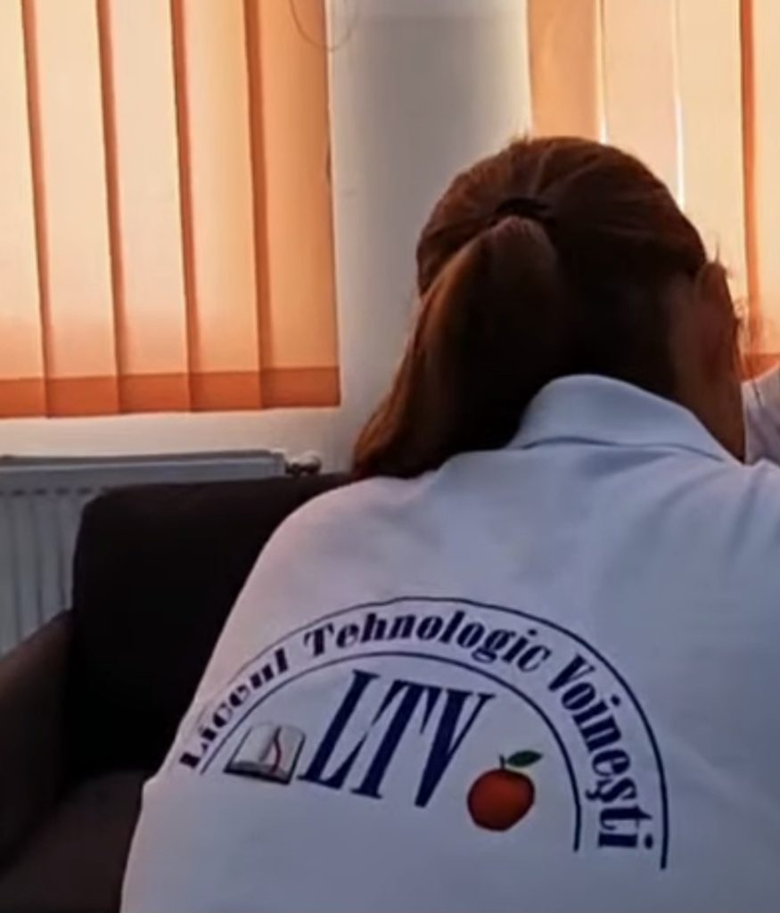 Elevii Școlii Gimnaziale Voinești vor începe noul an școlar cu uniforme gratuite și bobocii de clasa a V-a vor primi și ghiozdane complet echipate Elevii Școlii Gimnaziale Voinești