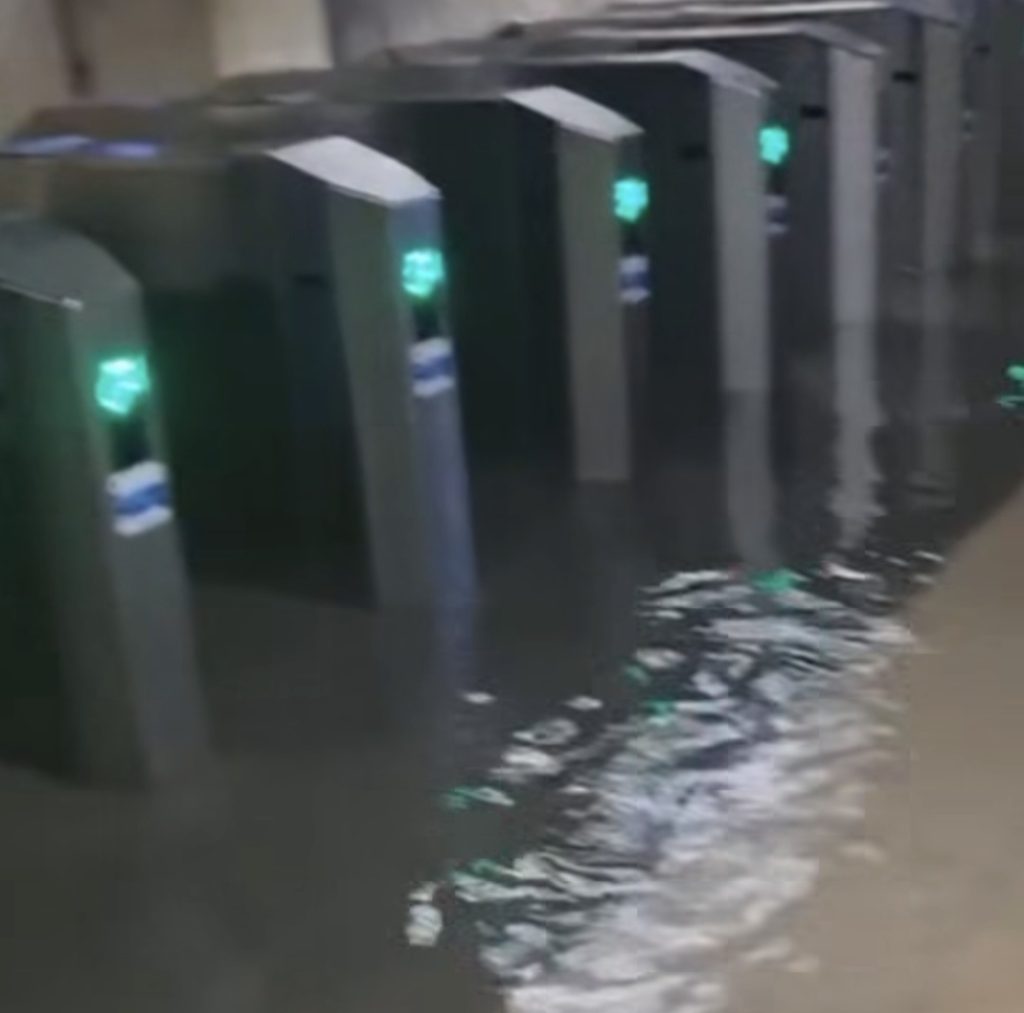 Furtuna a paralizat Bucureștiul! Stația de metrou Piața Victoriei, inundată după ploile torențiale Furtuna a paralizat Bucureștiul