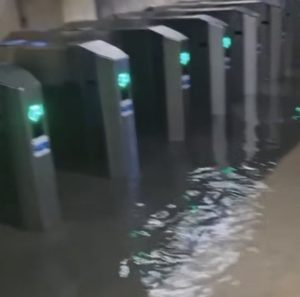 Furtuna a paralizat Bucureștiul