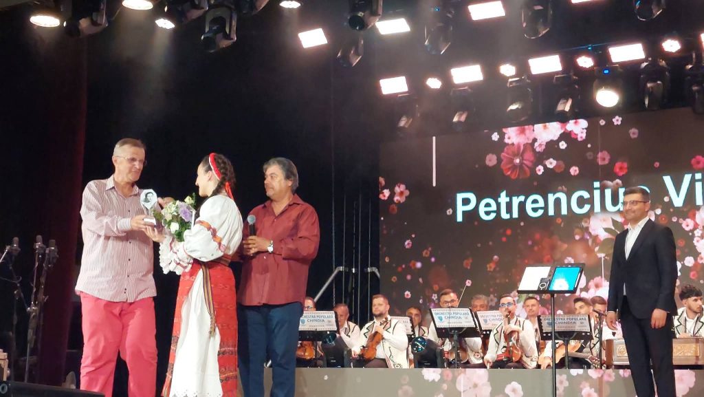 Trofeul Festivalului Național „Ileana Sărăroiu” 2026 a ajuns în Maramureș. Tinerii interpreți au impresionat juriul în finala de la Târgoviște
