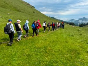 La un pas de tragedie în Bucegi! Profesoară lovită de trăsnet în timpul unei furtuni. Cei 14 copii pe care îi însoțea au fost salvați de Salvamont