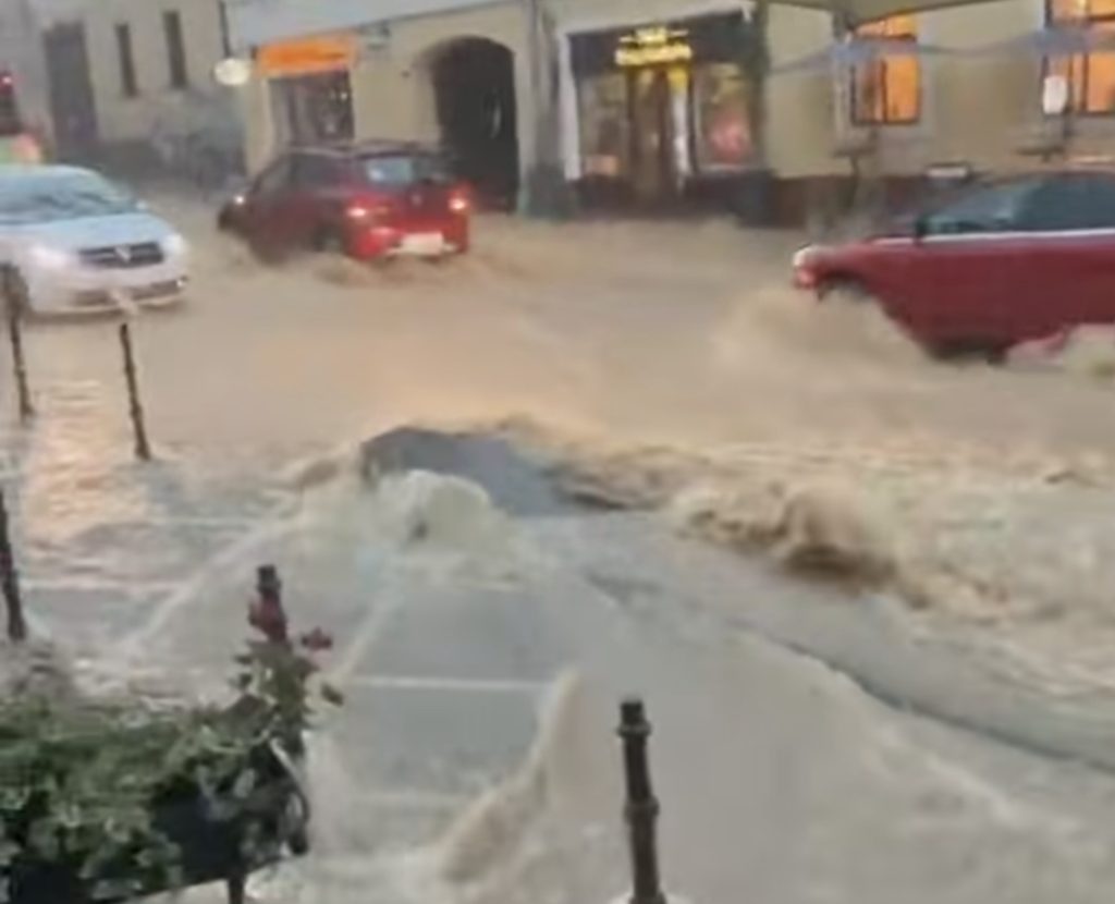 Marile orașe după furtunile violente de ieri. Imagini care spun totul