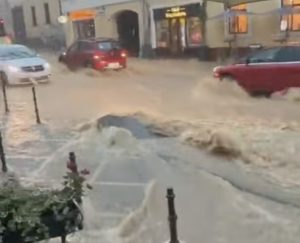 Marile orașe după furtunile violente de ieri. Imagini care spun totul