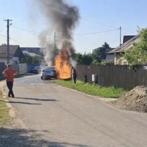 Mașină cuprinsă de flăcări