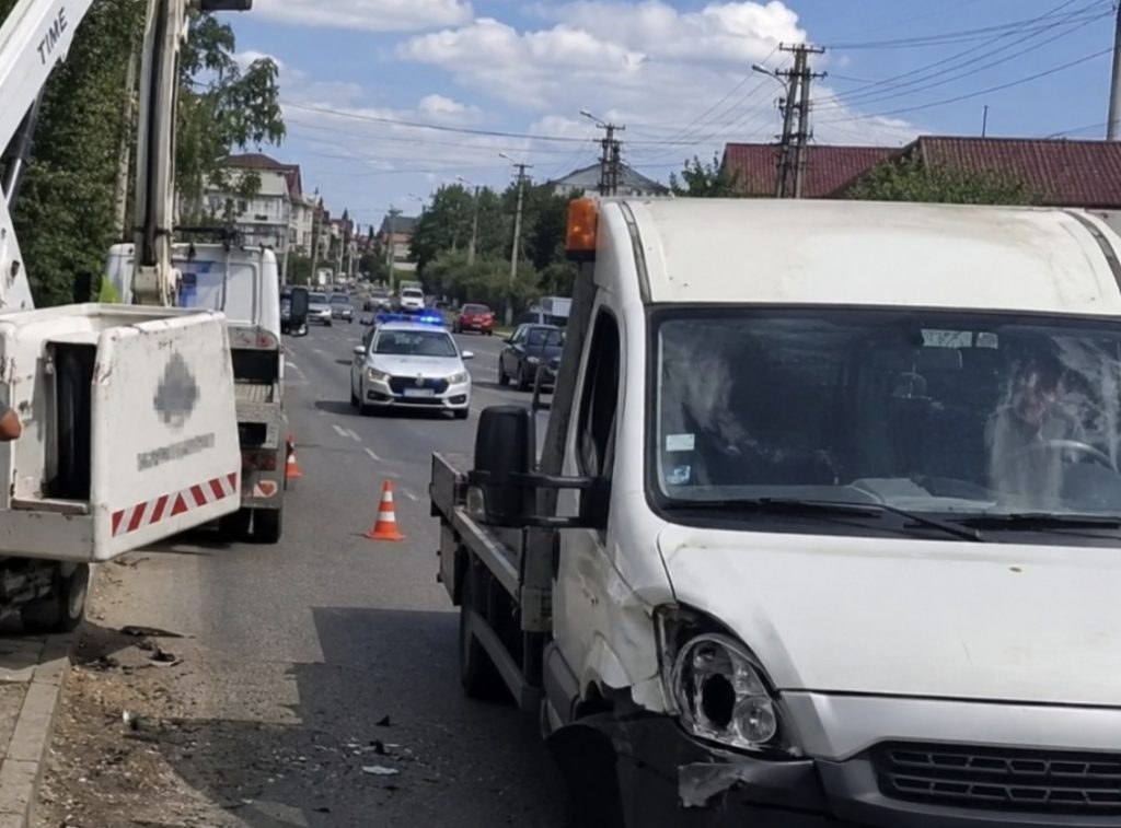 Muncitor rănit după ce o autoutilitară a lovit o nacelă, pe Calea Câmpulung din Târgoviște Muncitor rănit
