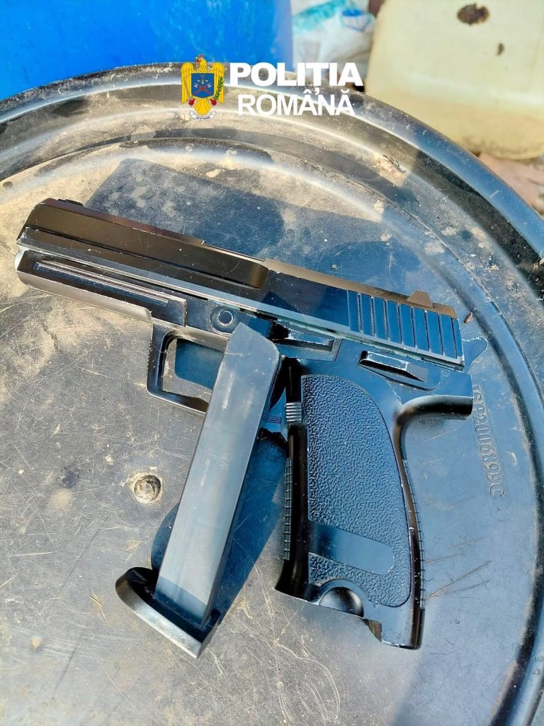 Percheziție în Cobia! Polițiștii au ridicat un pistol cu aer comprimat într-un dosar privind nerespectarea regimului armelor Percheziție în Cobia