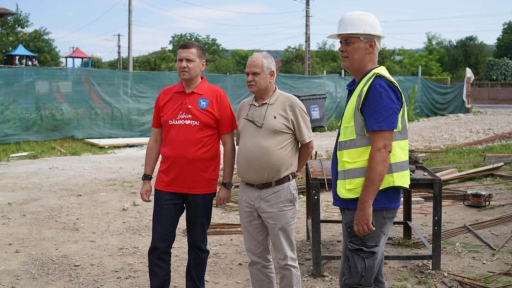 Președintele CJ, Corneliu Ștefan, alături de primarul Constantin Alexandru, în vizită de lucru la Mănești, o comună care se dezvoltă la standarde europene Președintele CJ, Corneliu Ștefan