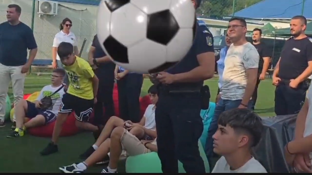 Provocare neașteptată pentru jandarmii dâmbovițeni! Au schimbat misiunile cu... meciurile de FIFA