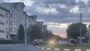 Sens giratoriu, nu pistă de test! Manevră „creativă” pe contrasens la Târgoviște