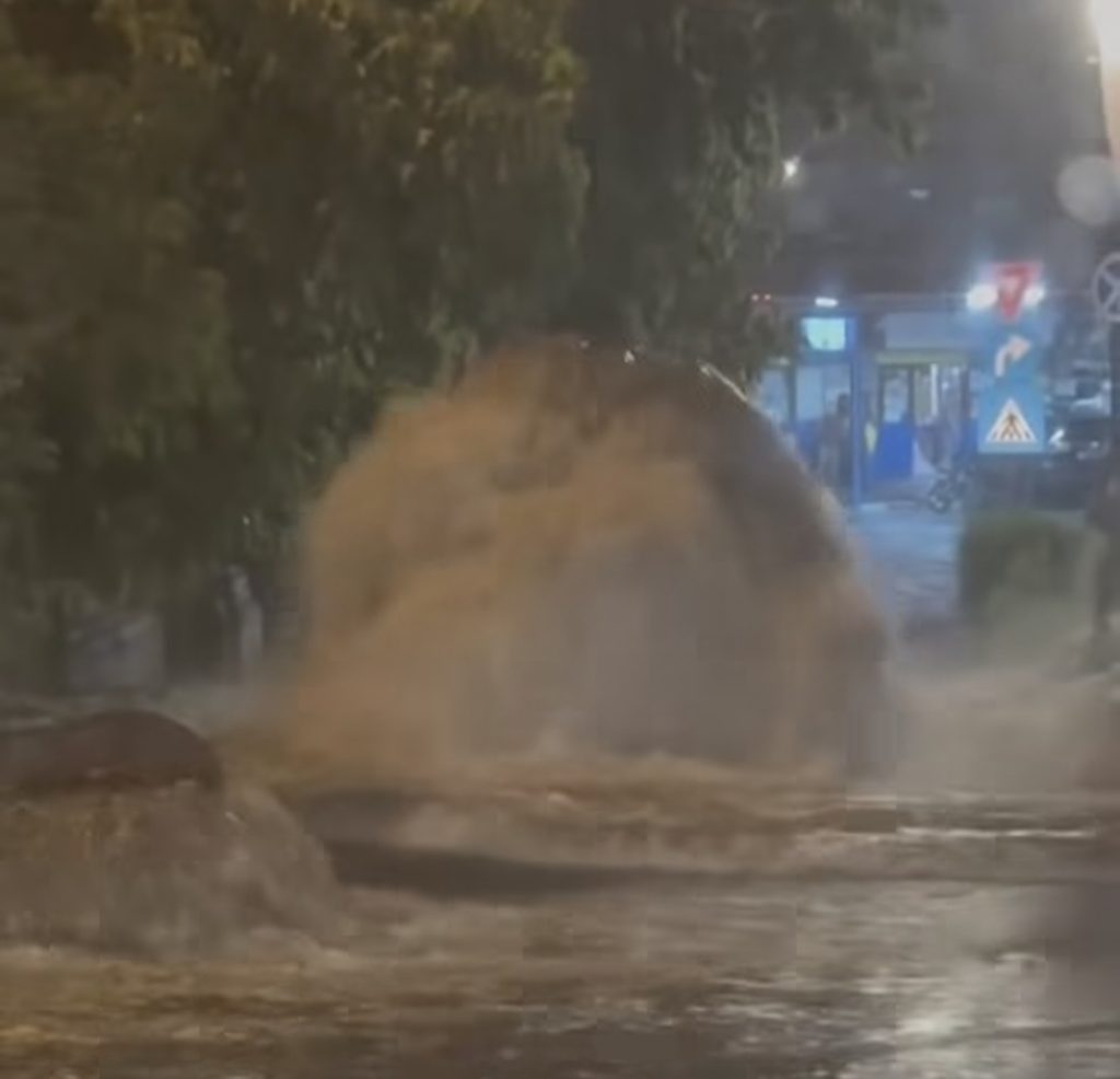 Străzile au devenit vulcani  de apă în București
