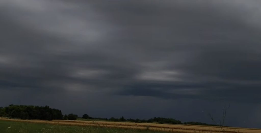 Temperaturi de toamnă în plină lună iulie. La Târgoviște s-au înregistrat doar 15°C la ora 9. Urmează un nou val de ploi, vijelii și grindină