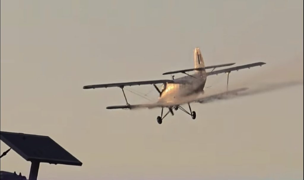 Tratamente aviochimice desfășurate în această dimineață la Titu pentru combaterea insectelor dăunătoare Titu