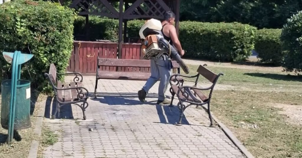Titu își păstrează spațiile verzi îngrijite. Lucrările de cosire și întreținere continuă în toate cartierele Titu