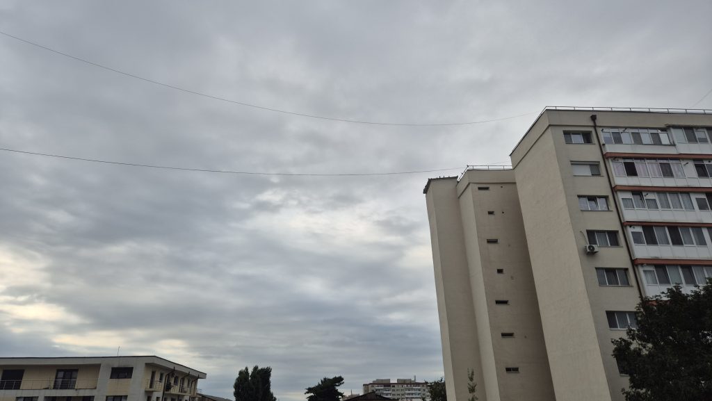 Căldură, dar și furtuni în Dâmbovița! Averse și descărcări electrice în a doua parte a zilei Vremea se menține călduroasă în sudul țării, inclusiv în Dâmbovița, însă ziua de astăzi vine și cu perioade de instabilitate atmosferică. Temperaturile maxime vor ajunge în zonele sudice la valori de 33–34 de grade, iar disconfortul termic poate fi ridicat izolat, indicele temperatură-umezeală (ITU) apropiindu-se de pragul critic de 80 de unități. 🌧️ Averse și descărcări electrice sunt posibile în special după-amiaza și seara. Pentru zona de nord a Munteniei, inclusiv în Dâmbovița, sunt prognozate perioade cu ploi, local însoțite de fenomene electrice. Cantitățile de apă vor fi, în general, de 2–10 l/mp, iar izolat pot ajunge la 15–20 l/mp. 💨 Vântul va sufla slab și moderat, însă în timpul ploilor pot apărea intensificări, cu rafale de 40–50 km/h. 🌡️ Temperaturile minime vor fi cuprinse între 6 grade în depresiunile Carpaților Orientali și 22 de grade pe litoral. 👉 Pe scurt, pentru Dâmbovița: o zi călduroasă, dar cu risc de averse și furtuni după-amiaza și seara. Cerul va fi variabil, iar vremea poate deveni rapid instabilă în timpul episoadelor de ploaie.