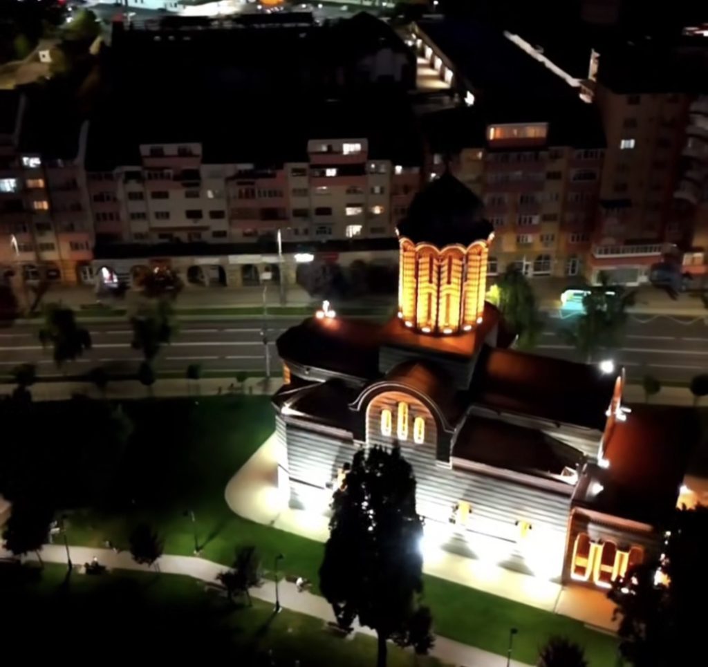 Catedrala Mitropolitană „Înălțarea Domnului” din Târgoviște impresionează și noaptea, luminată spectaculos, în inima orașului.