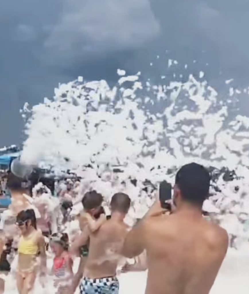 10 ani de distracție la Complexul Turistic de Natație Târgoviște! Petrecere aniversară cu spumă, muzică și surprize