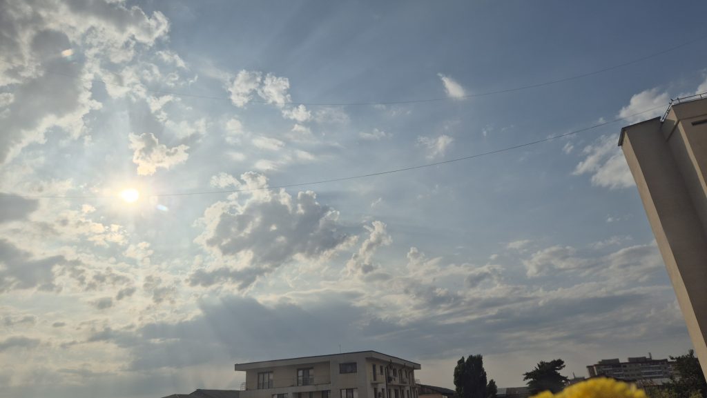 DÂMBOVIȚA, SUB DOUĂ AVERTIZĂRI METEOROLOGICE! Caniculă dar și vijelii și ploi torențiale